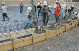 Процесс выгрузки бетона рабочими
